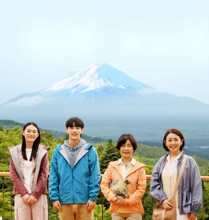 富士山と　コーヒーと、しあわせの数式　①右から酒井美紀、市毛良枝、豆原一成、八木莉可子